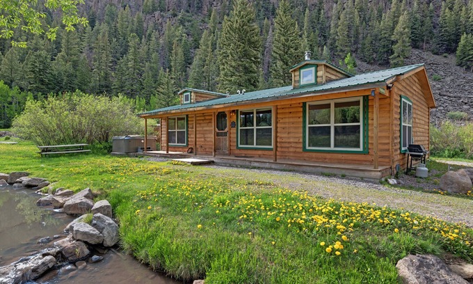 South Fork Cabina | Casa de campo Creekside con cocina completa, jacuzzi privado, parrilla a gas y mesa de picnic