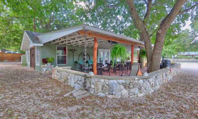 Wimberley Casa | Creekside Cabins - The Hunter's Lodge