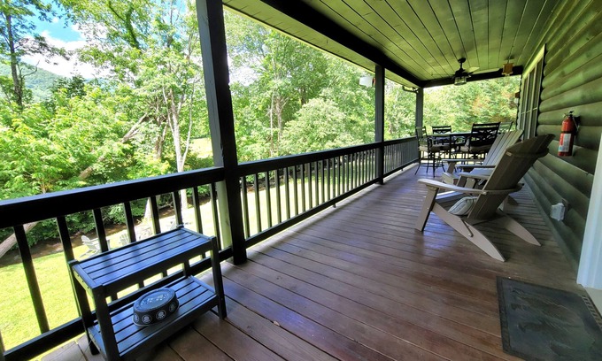 Hiawassee Cabina | Creekside Cascades Cabin on High Tower Creek in Hiawassee. Pet Friendly!