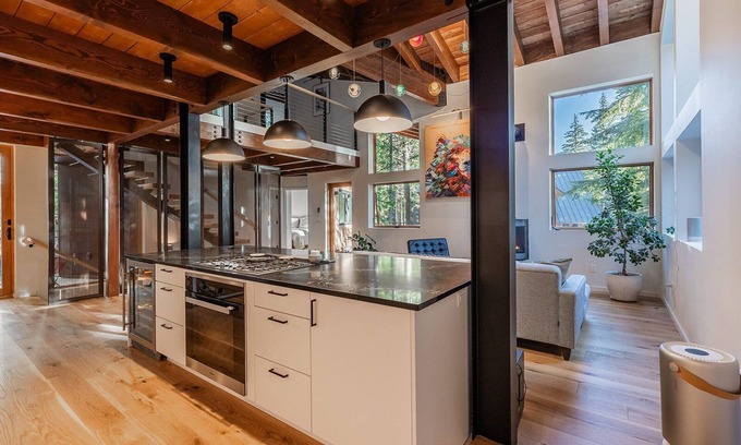 Snoqualmie Pass Chalet De Esquí | Creekside Chalet: 6 Beds, Hot Tub, Swedish Shower, Outdoor Sauna and More!