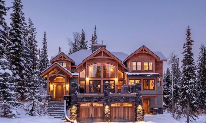 Golden Chalet De Esquí | Creekside Chalet: 7-bedroom luxury mountain home