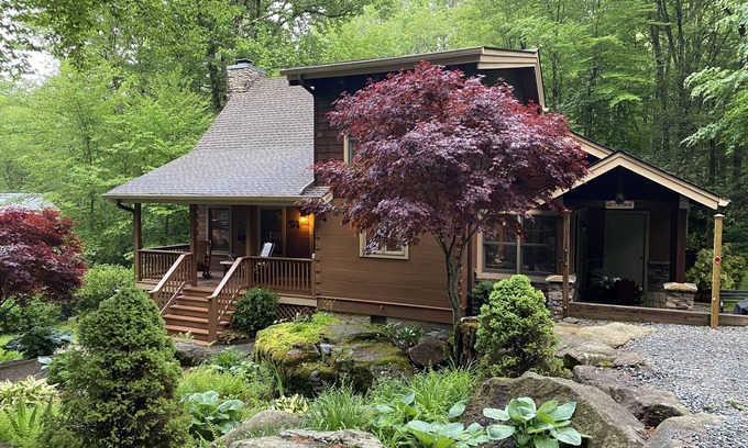 Banner Elk Cabina | Creekside Comfort NC - Creekside cabin minutes from amazing hiking and skiing.