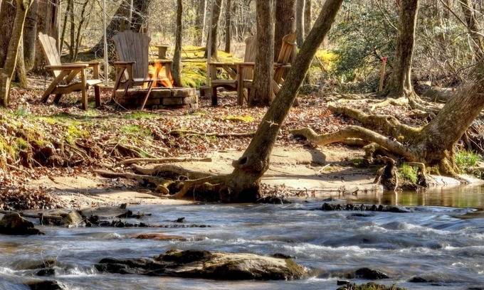 Ellijay Cabina | Creekside comfort with a firepit and more! - Cozy Creek Cabin