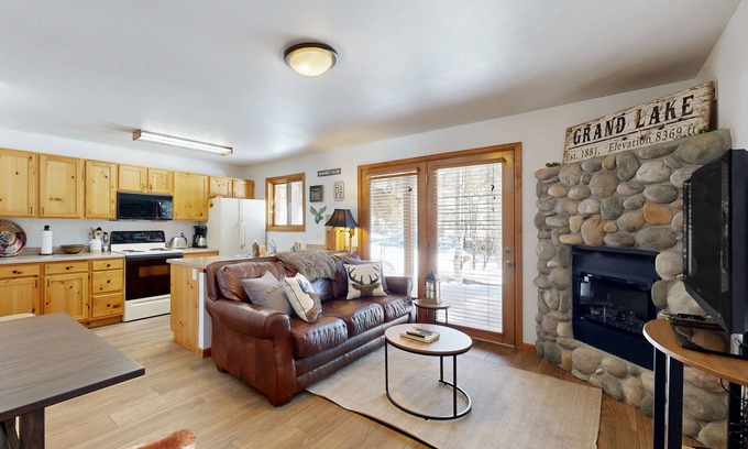 Grand Lake Condominio | Creekside condo w/ patio, fireplace & open layout perfect for a group getaway