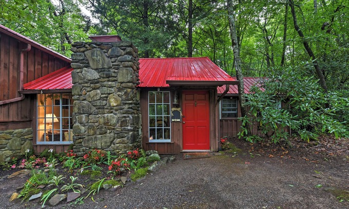 Candler Cabaña | Serene Creekside Cottage cerca de Asheville w / Fire Pit