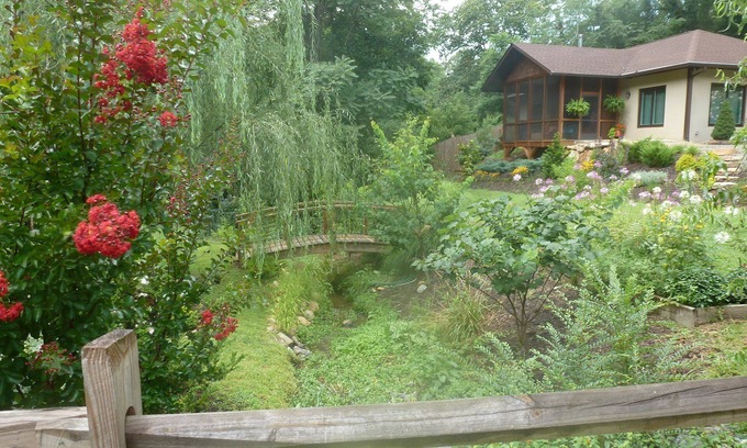 Asheville Casa | Creekside Cottage! Excursionismo. Jardines 5 minutos a la ciudad. Cerca de tiendas / restaurantes. Wifi