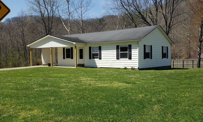Stanton Casa | Creekside cottage home near Red River Gorge and Natural Bridge State Park