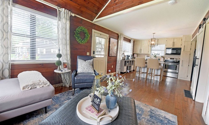 Blairsville Cabaña | Creekside Cottage king Bed Frada's Nest Casual Elegance