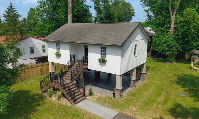Mount Aetna Cabaña | Creekside Cottage | Romantic Waterfront Escape w/ HOT TUB!