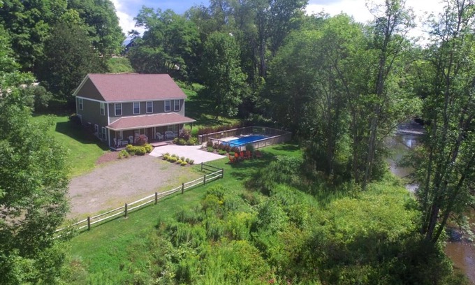 Fly Creek Casa | Creekside Cottage - Sleeps 10 - Heated Pool!