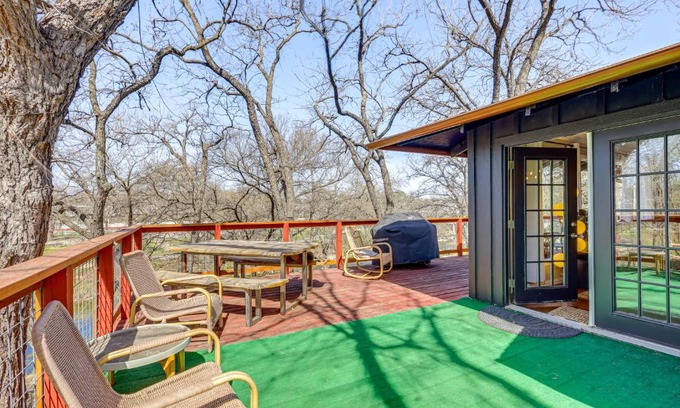 Belton Casa | Creekside Cottage with Deck and Hot Tub in Belton