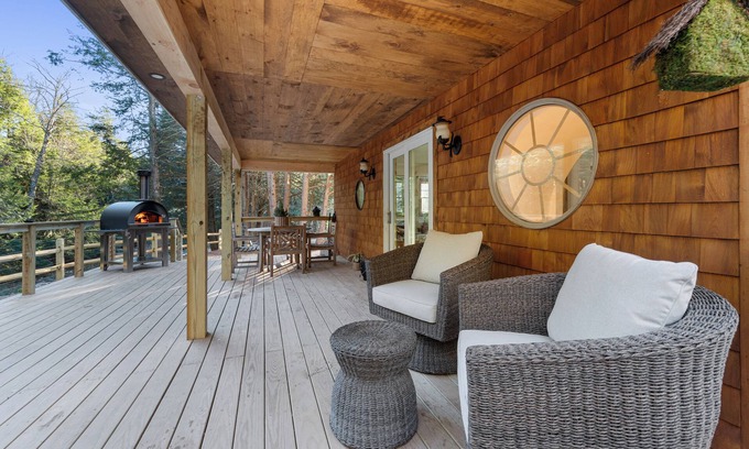 East Jewett Cabina | Creekside Couple's Retreat w Hot Tub, Sauna and Game Room, 2 minutes from lake