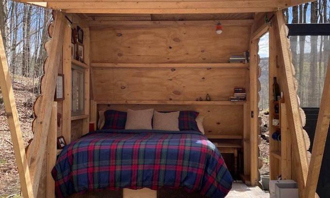 Cherry Valley Cabina | Creekside: Cozy off-grid cabin near Cooperstown, NY
