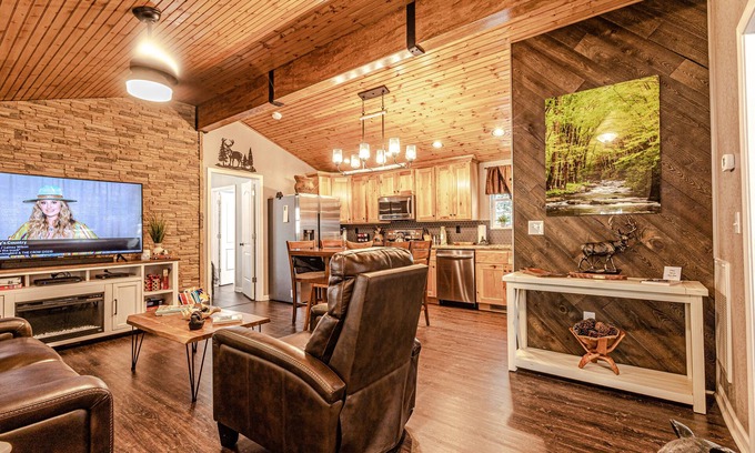 Pine Mountain Cabina | "CREEKSIDE ESCAPE" CABIN ON ROARING CREEK, HOT TUB, 2/2, BRYSON CITY
