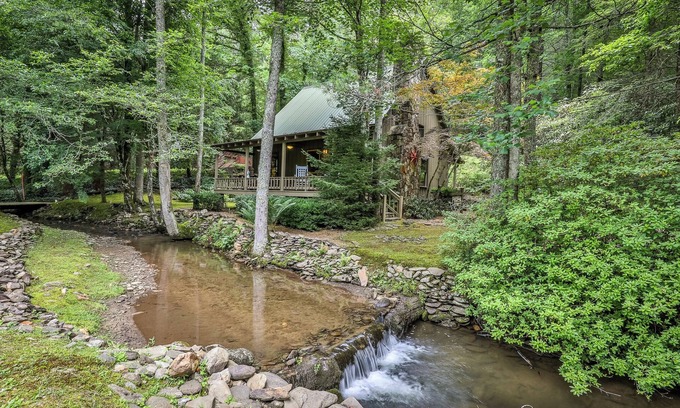 Ellijay Cabina | Creekside Fairytale on Barnes Creek - Magical, Romantic Cabin