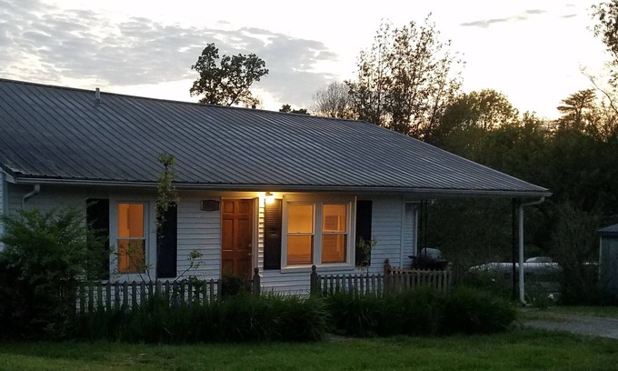 Cookeville Otro | Creekside Farm House, 4 Brms, 2 Ba, Porche cubierto, 3. 5 millas a Cummins Falls