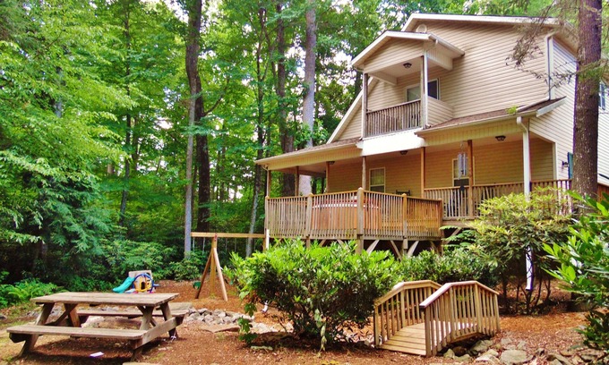 Maggie Valley Cabina | Kids Ski Free * Creekside, bañera de hidromasaje, área de juegos, hoguera, chimenea, WiFi, acceso EZ