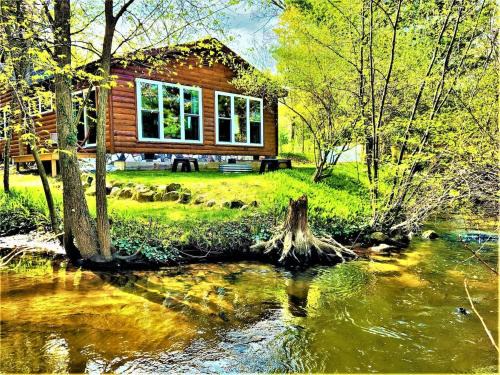 Traverse City Casa | Creekside Hot Tub-Walk to Beach-Uniquely Northern