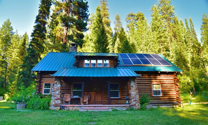 Idaho City Cabina | Cabaña de madera Creekside ubicada entre los pinos de la ciudad de Idaho