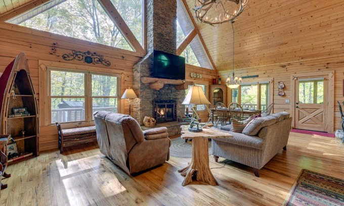 Cataloochee Ranch Casa | Creekside Maggie Valley Cabin 2 Mi to Skiing!