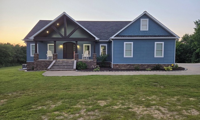 Henagar Casa | Creekside Manor is you ultimate vacation home to relax with the whole family.