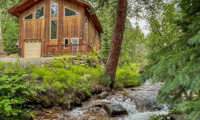 Downieville-Lawson-Dumont Casa | Aislado Creekside Dumont Inicio w / cubierta cerca de esquí!
