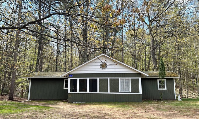 Hazelhurst Cabina | Creekside Oasis ~ Terrific 3-bedroom Cabin in Hazelhurst, Wisconsin