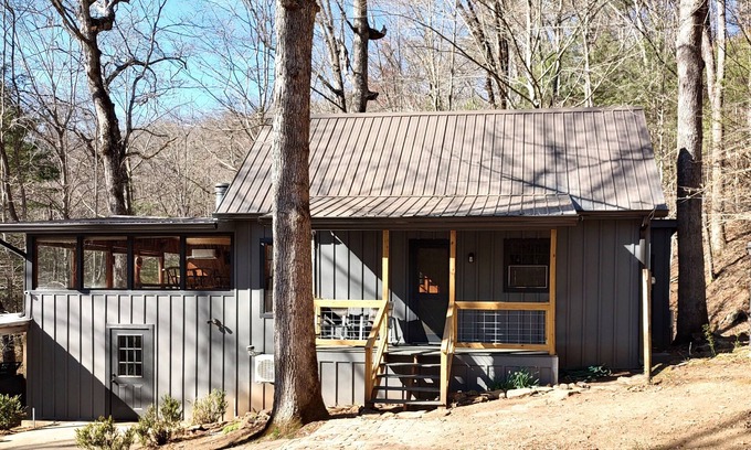 Rabun Gap Cabina | Creekside Peaceful Cabin - Dog Friendly!