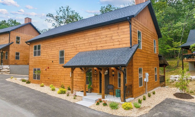 Hollister Cabina | Creekside Retreat 4BR/4BA with Private Hottub + Pond view