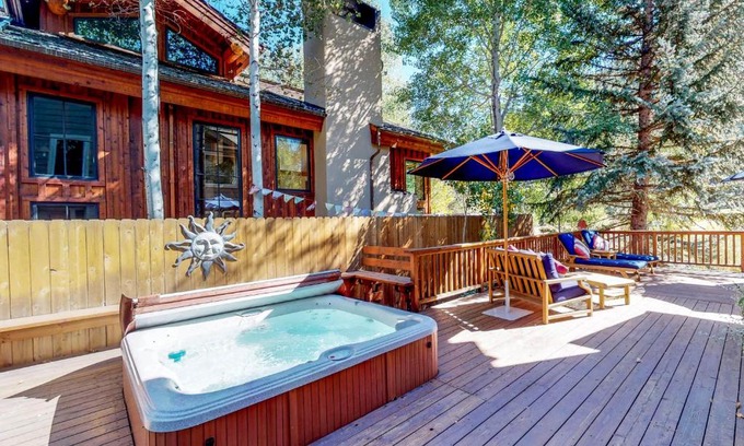 Warm Springs Casa | Creekside Retreat