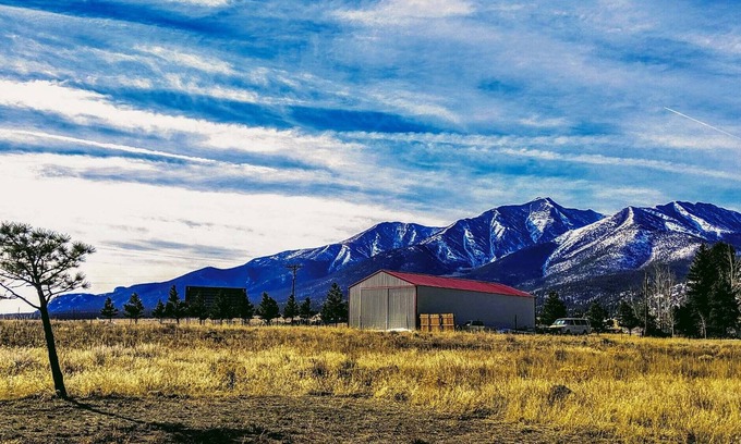 Buena Vista Cabaña | Creekside Retreat w/ Deck: 3 Miles to Downtown!