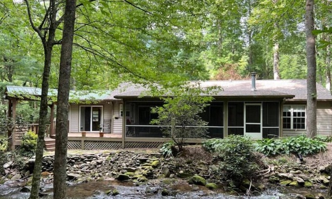 Hiawassee Cabina | Creekside Retreat* wineries*hiking*fishing,