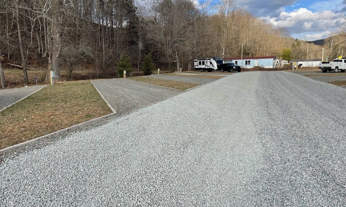Mountain City Alquiler De RV | Creekside RV Site A1 * Full Hookup