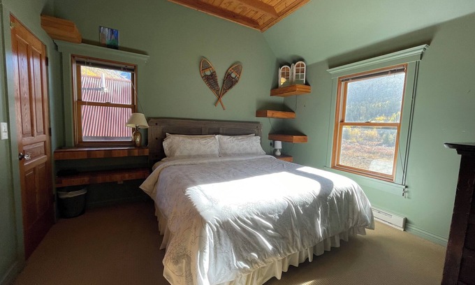 Silverton Casa | Creekside Side Pet Friendly Retreat