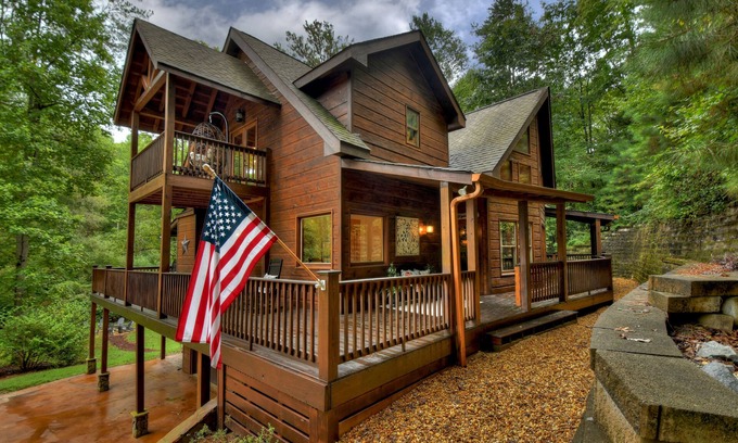 Ellijay Casa | Creekside Solitude/Luxury 5 BR/5B/Firepit/Game Room/Wrap-Around Porch/Hot Tub