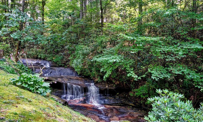 Scaly Mountain Casa | Creekside, spacious home for 8; 9 mi. Highlands, close Sky Valley, GA