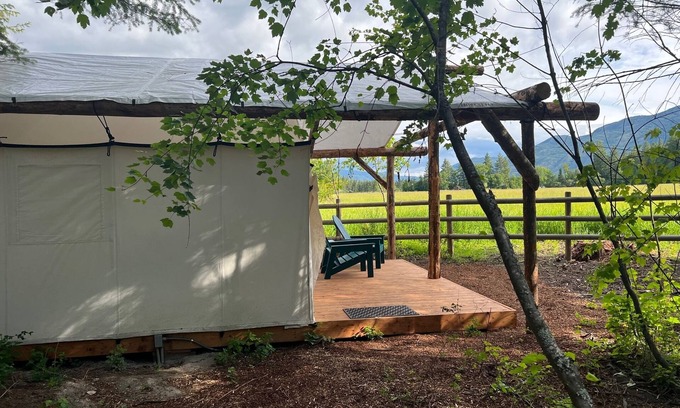 Columbia Falls Cabina | Creekside Tent at Columbia Mountain Ranch near Glacier National Park