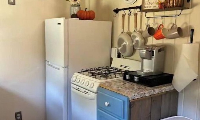 Tiger Casa | Creekside tiny villa, Fenced, dog friendly, 3 miles to Clayton