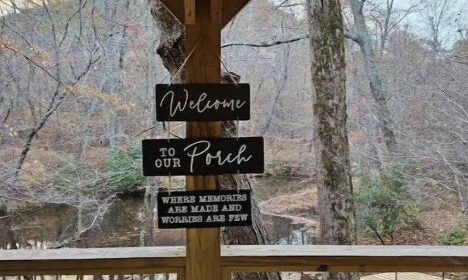 Piedmont Casa | Creekside treehouse. with hot tub.