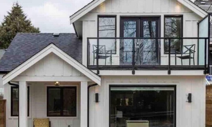 Central Lonsdale Casa | Creekside Urban Guesthouse w/King bed & Parking
