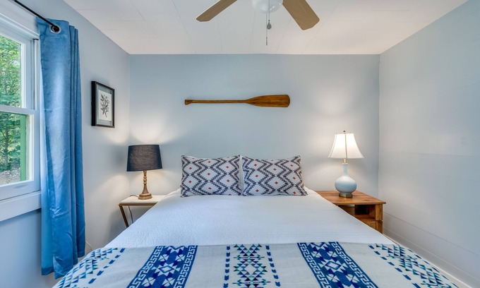 Glenfield Casa | Creekside vintage retreat with HOT TUB!