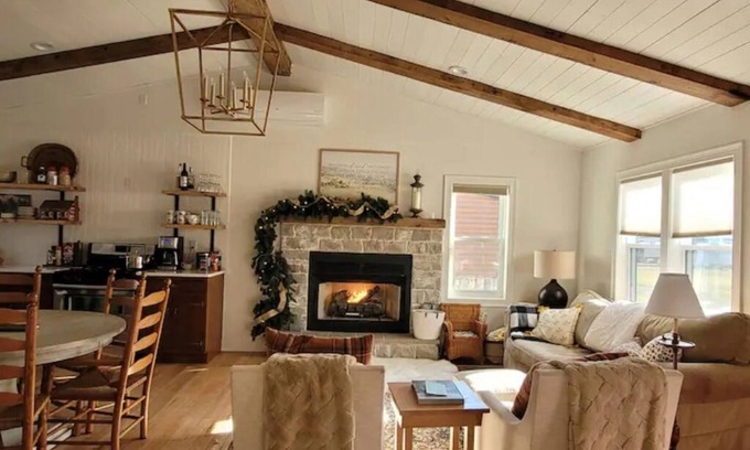 Bedford Cabaña | Creekside With Hot Tub, Gas Fireplace, Fishing, Minutes to Downtown and Omni Spa
