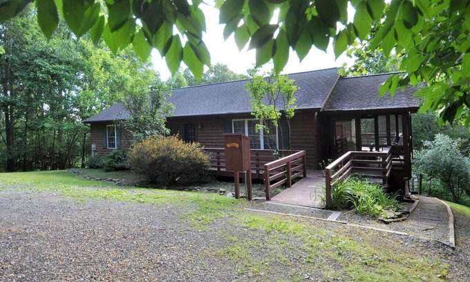 Berkeley Springs Casa | Bienvenido a Creekview Cabin! Se admiten mascotas, bañera de hidromasaje y mucho más.
