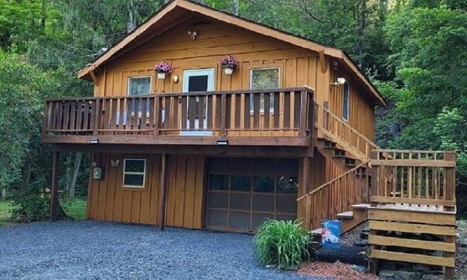 Newfield Cabina | CreekWalk Cabin