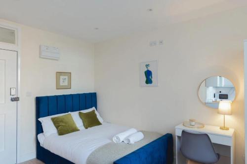 High Wycombe Apartamento | Crendon House Cosy Studio - Sleeps 2 & Kitchen