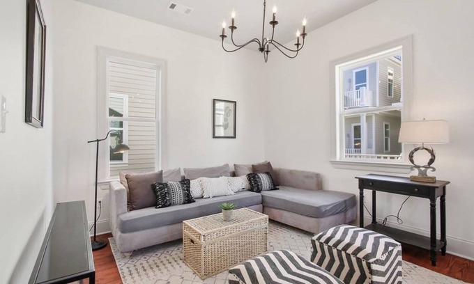Faubourg Delassize Condominio | Creole Charm: Historic Home in Vibrant Uptown