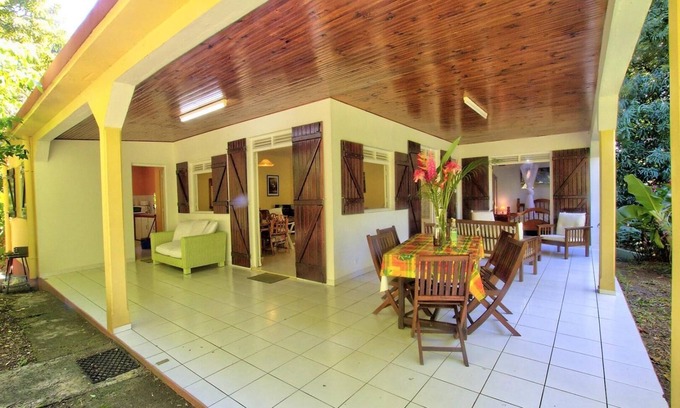 Pointe-Noire Villa | Casa criolla, a orillas del río, cerca del mar, 3 dormitorios, 2 baños, 2 aseos, jardín vallado