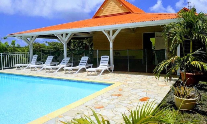 Le Francois Villa | Villa criolla con piscina y vistas a los magníficos islotes de François.
