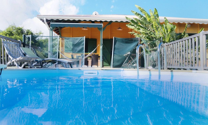 Le Vauclin Villa | Villa criolla en colores brillantes que se extiende junto a la piscina