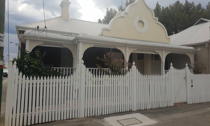 South Fremantle Casa | Crepe Myrtle Cottage in South Fremantle. Location + Wow factor